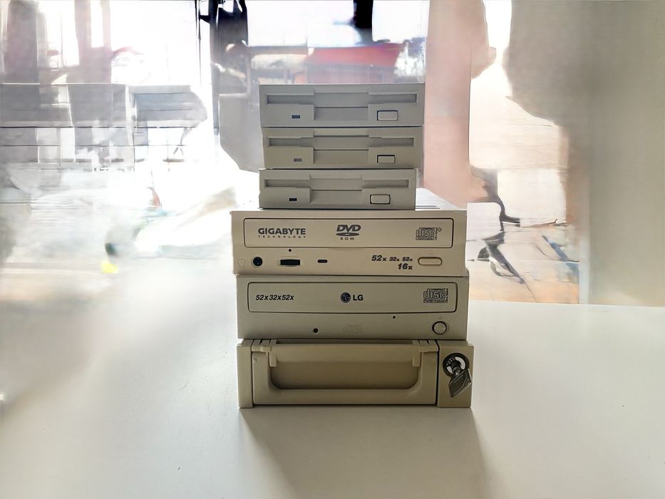 Zestaw retro PC: 3x FDD 1.44MB, 2x napęd CD IDE, kieszeń dysku