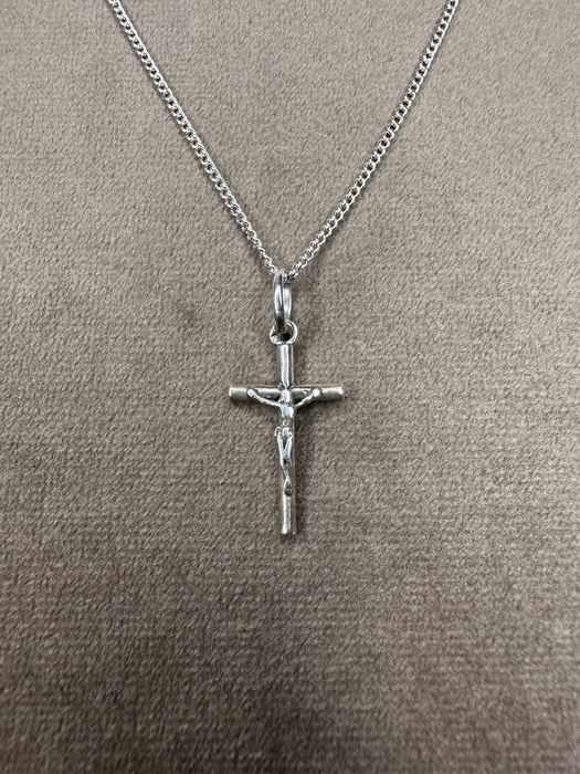 Fio com cruz com Cristo em prata