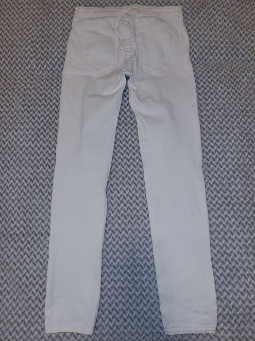 Białe jeansy z dziurami