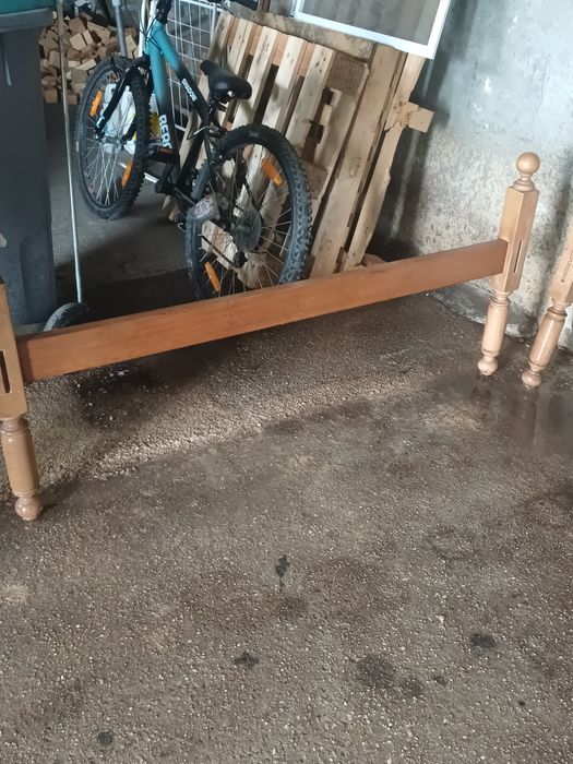 Cama usada com colchão e estrado