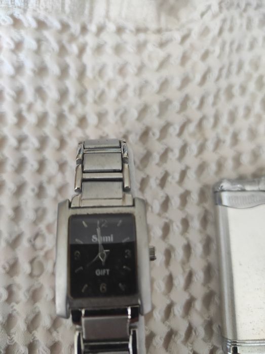 Isqueiro e relógio de senhora