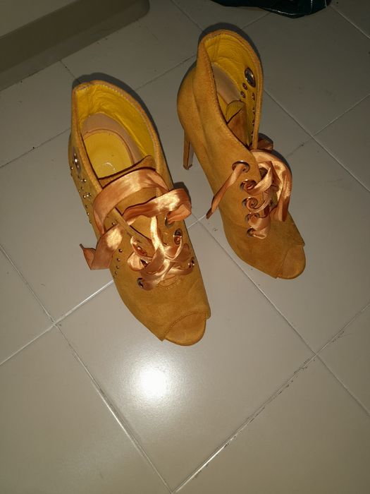 Sapatos amarelos, abertos à frente 39