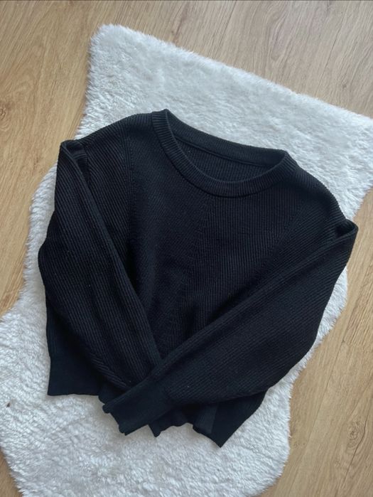 czarny sweter sweterek
