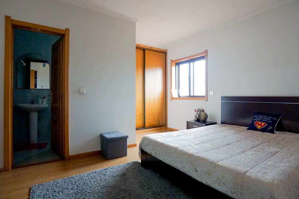 Quarto casal mais mesinhas