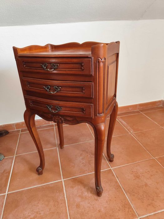 Mesa de cabeceira/ Móvel de apoio estilo LuisXV