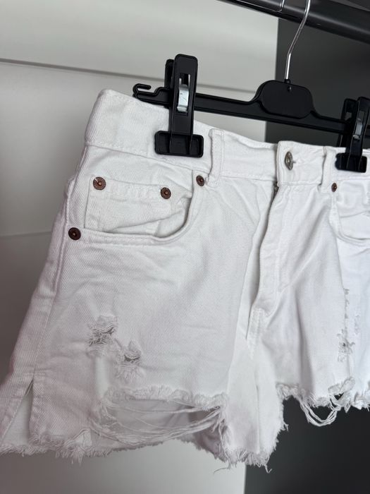 Білі, короткі, рвані шорти ZARA