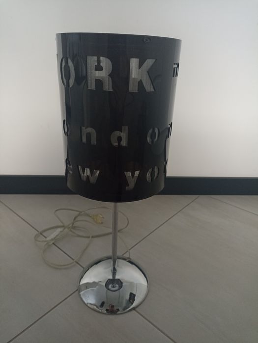 Lampka nocna napisy czarna