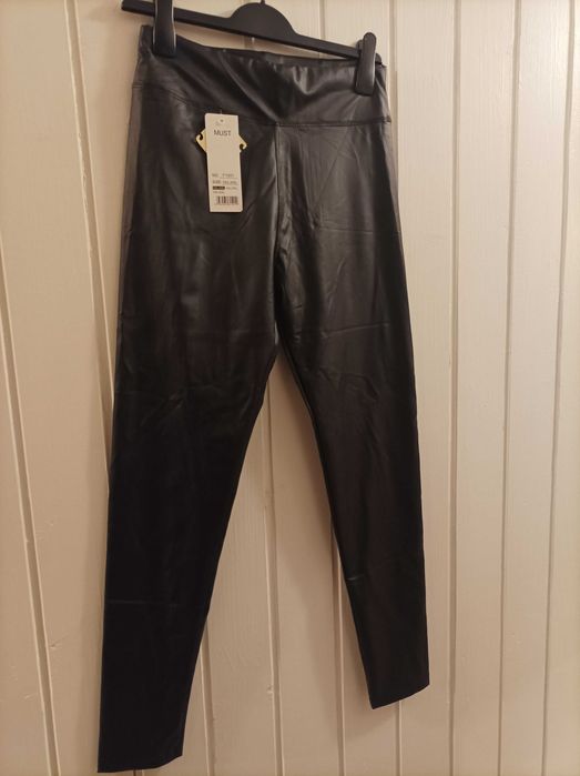 Legginsy damskie czarne ze sztucznej skóry.