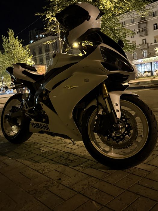 Yamaha R1  p 07-08