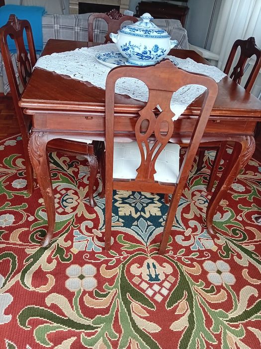 Mesa de madeira com 6 cadeiras