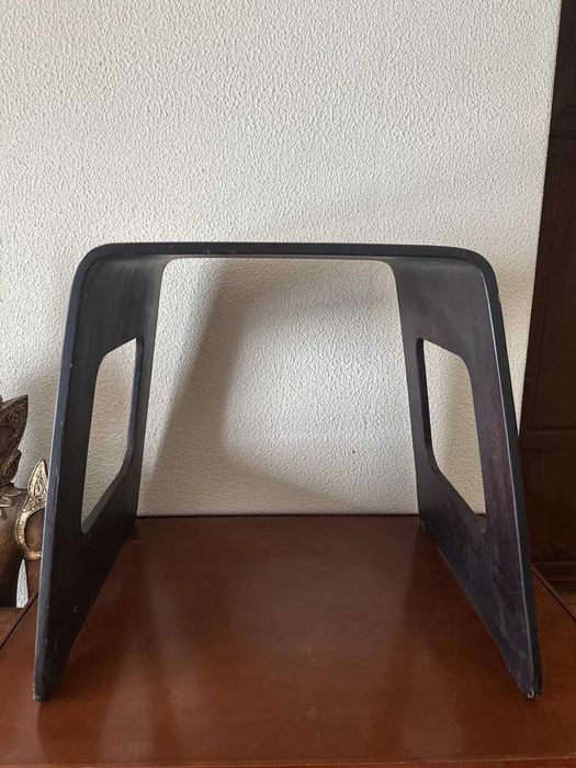 Mesa de apoio em madeira contraplacada e lacada a preto