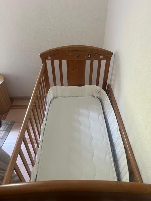 Berço, colchão e proteção pro colchão