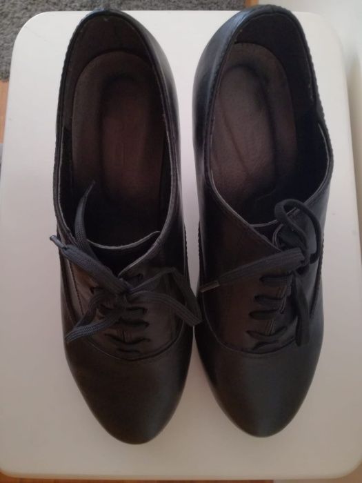 Sapatos pretos de salto alto Tam.40