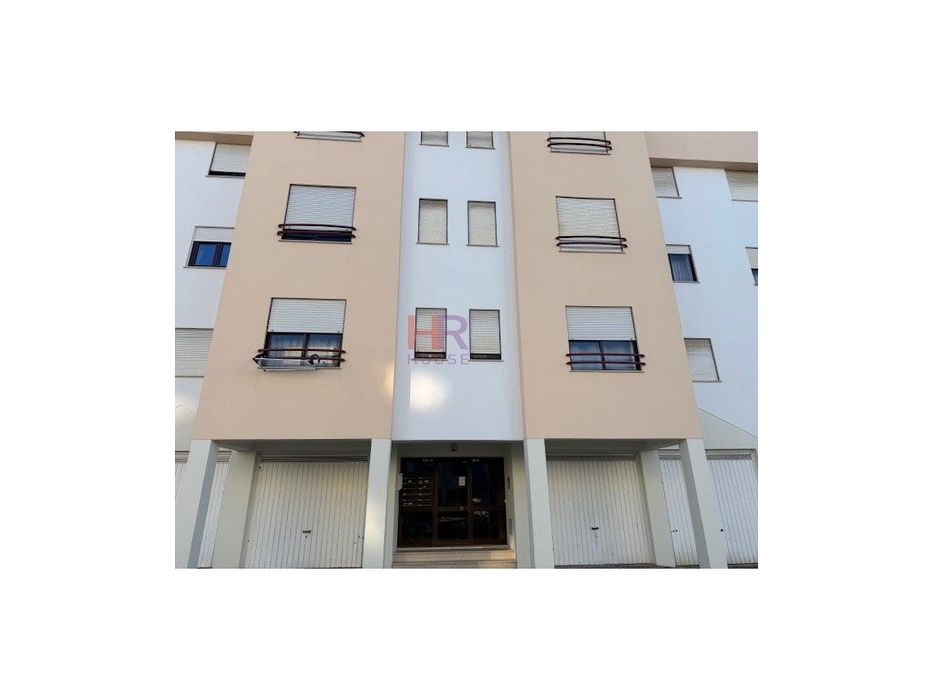Apartamento T2 mobilado e equipado com garagem em Coimbra.