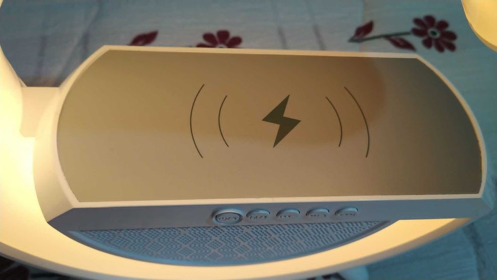 Coluna led com carregamento wireless BT2301, bom estado.