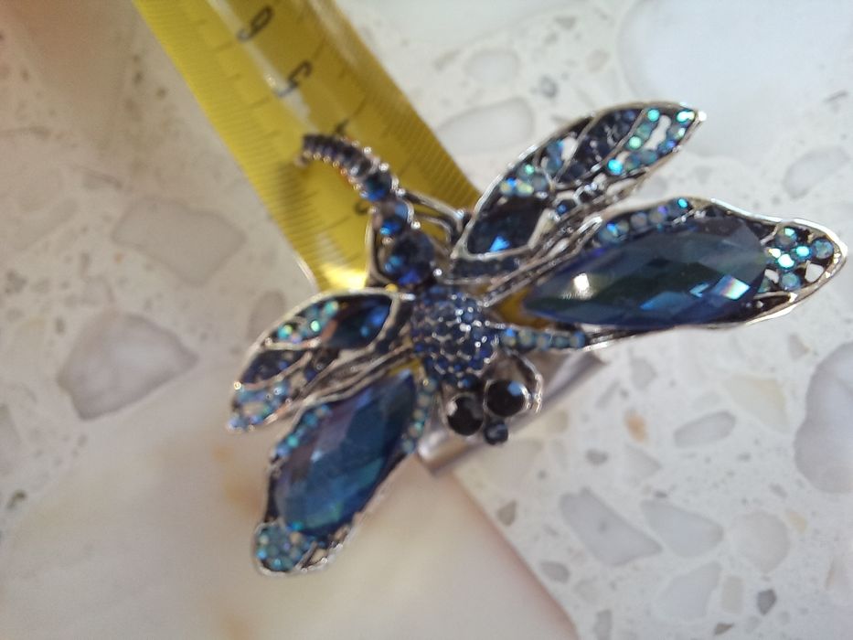 Broszka, agrafka ozdobna z kamieniami.