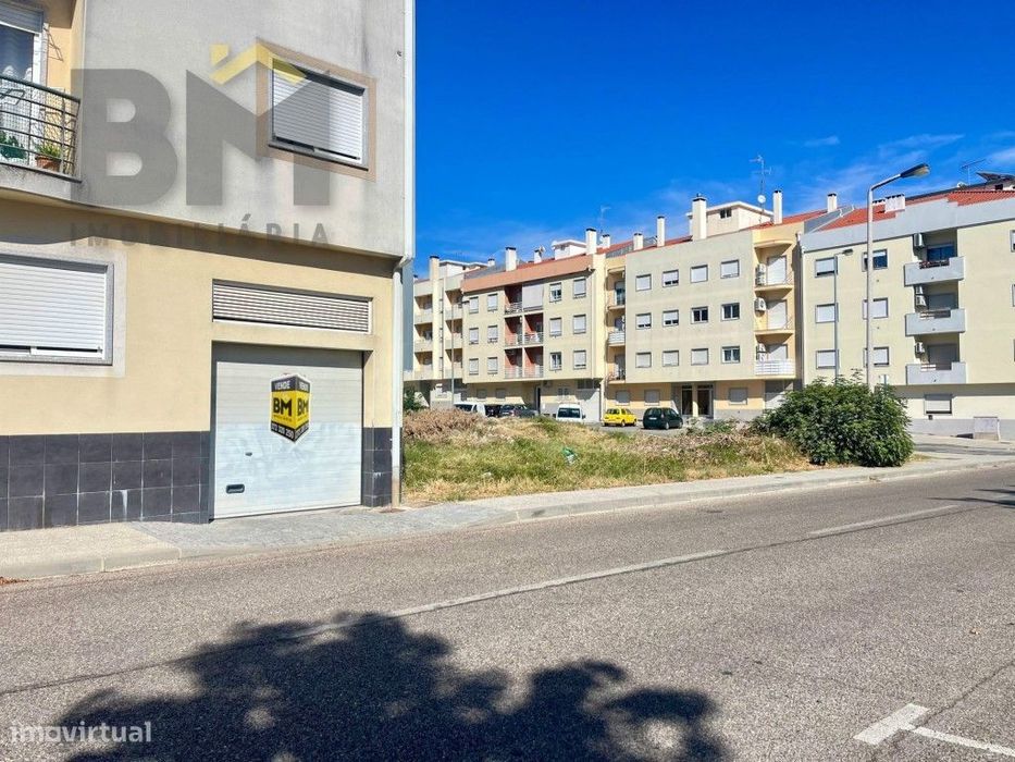 Garagem fechada localizada num sossegado bairro da cidade de Castel...