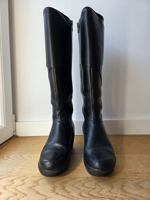 Botas pretas cano alto em pele da Clarks, muito confortáveis