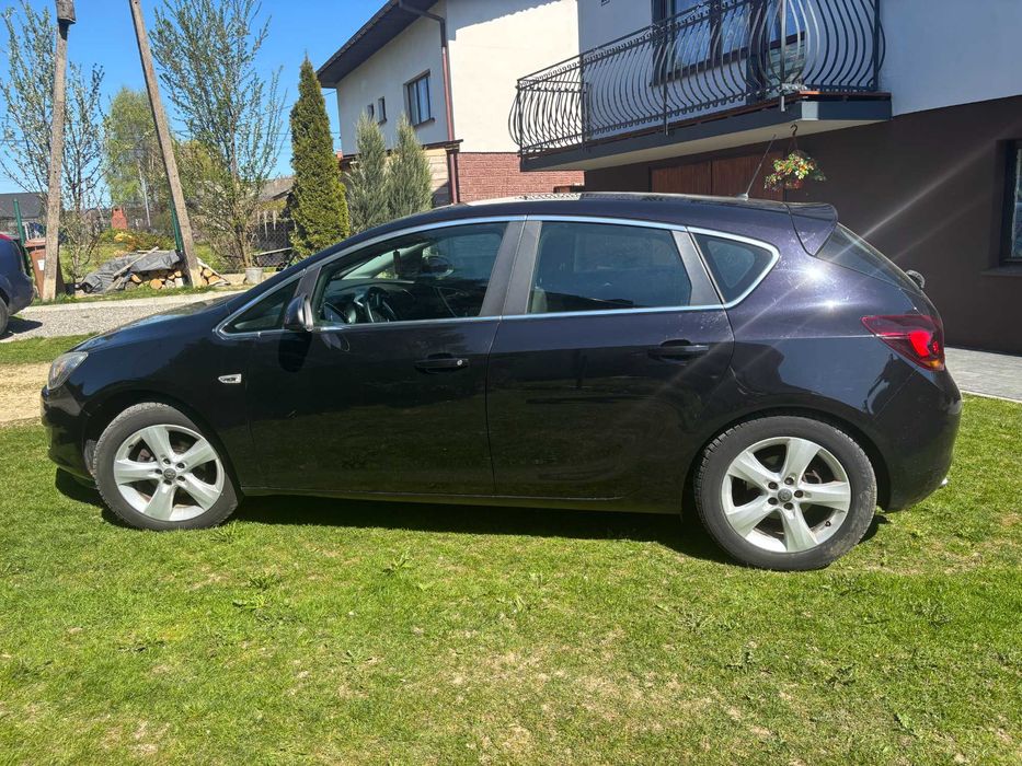 Opel Astra j 1.4 Turbo z 2010 roku