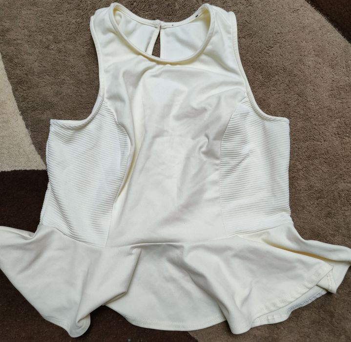 Bluzka ecru z falbana