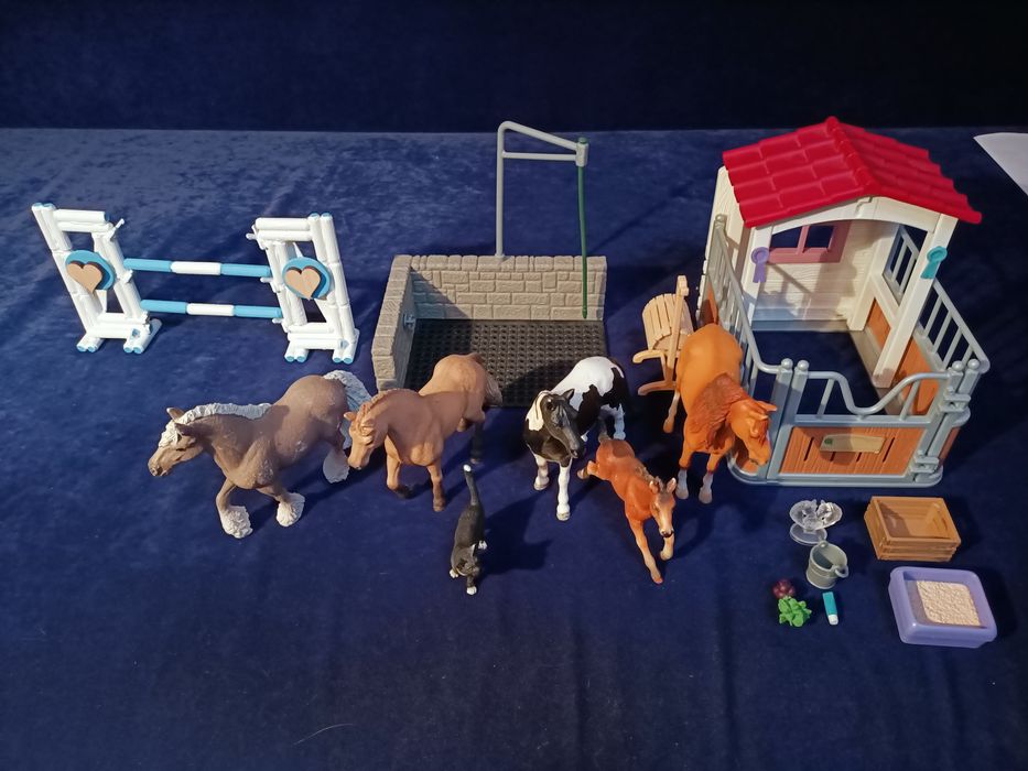 Stajnia Schleich biala kompletny zestaw z gratisami