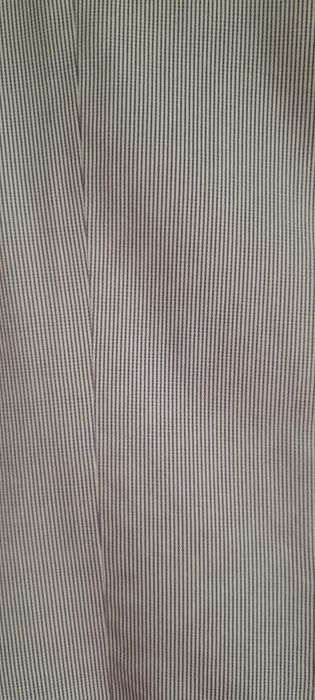 Blazer às riscas finas azuis e brancas