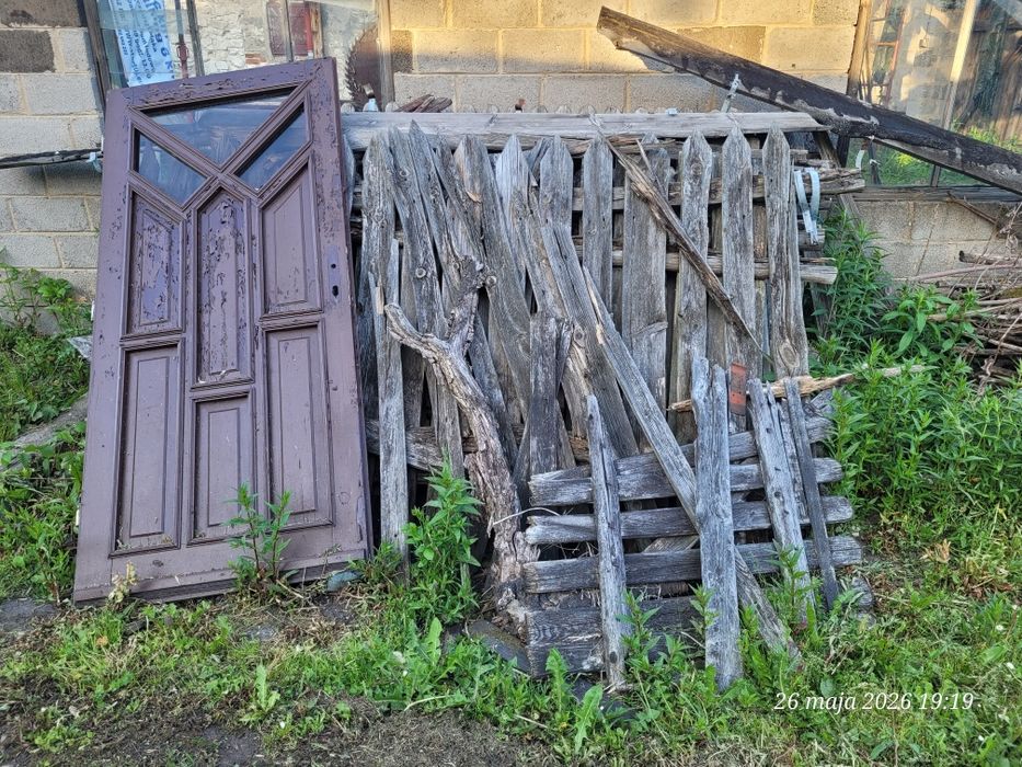Deski ze starego płotu.