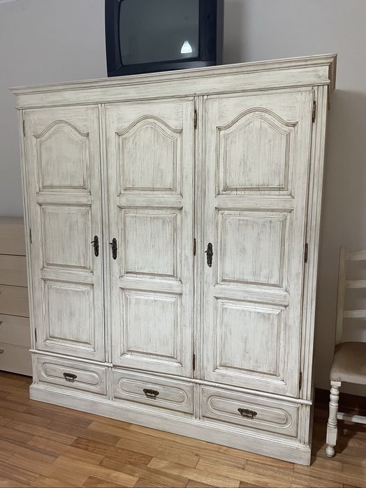 Mobília de quarto (cama, duas mesas de cabeceira, cómoda, espelho, armário e cadeira)