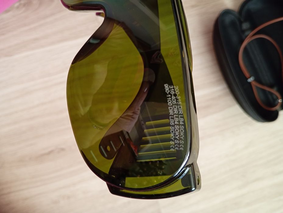 Okulary ochronne na przykład laser CNC