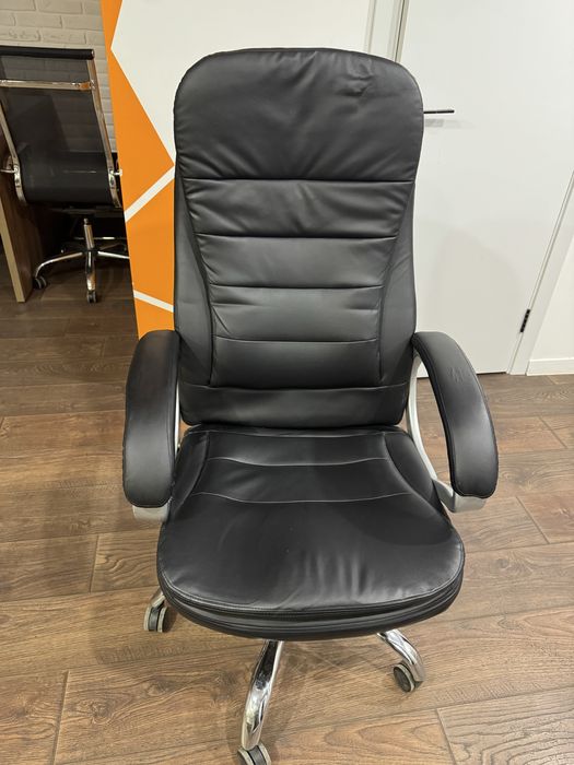 Офісні крісла / різні моделі, зручні, у хорошому стані