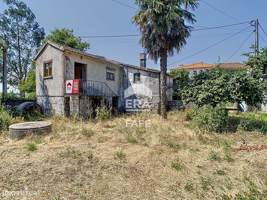 Moradia para restauro com 802m2 de terreno