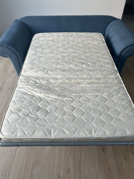 Sofa z funkcją spania w kolorze niebieskim