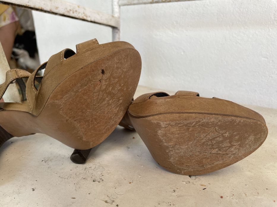 Sandália de salto em pele