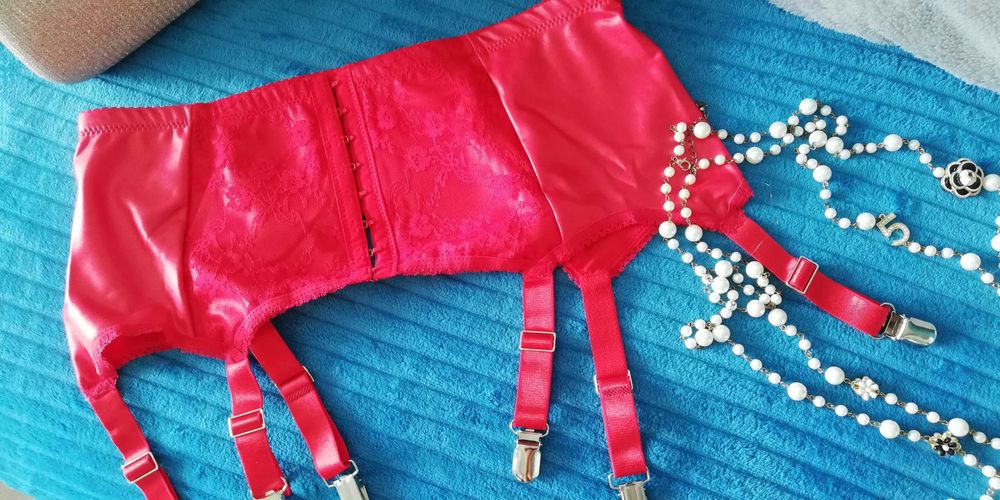 pas do pończoch czerwony jak skóra