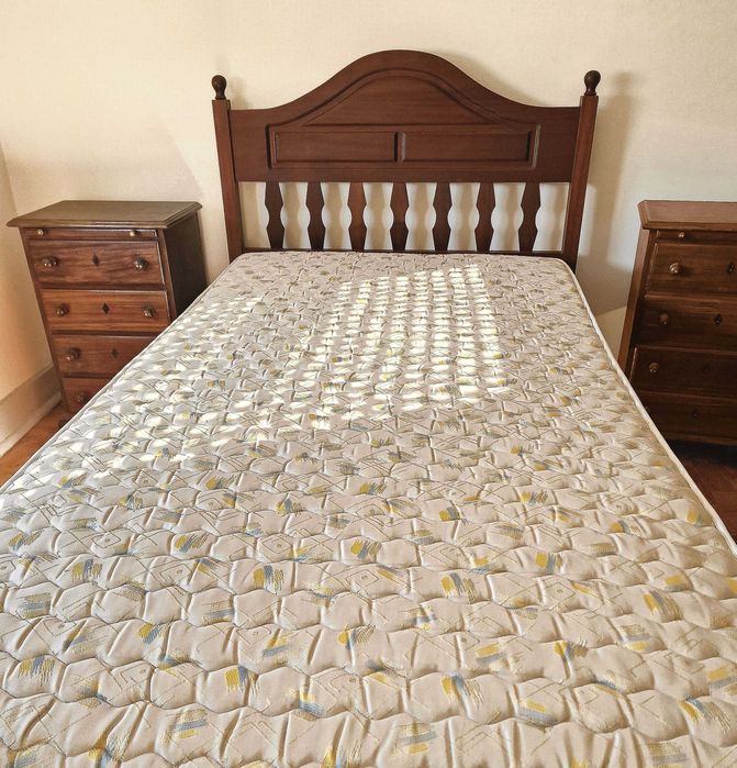 Cama + 2 mesas cabeceira + colchão