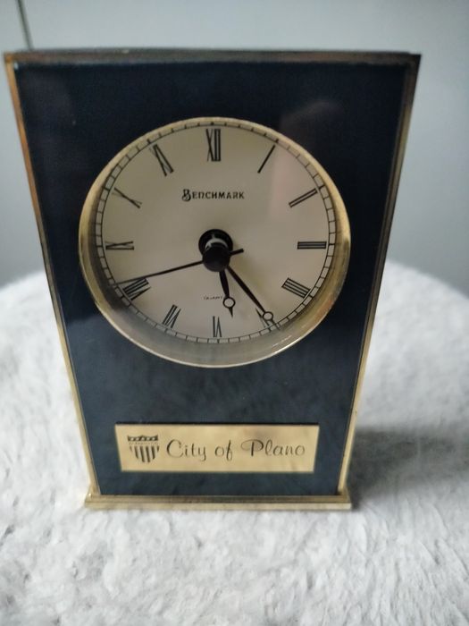 Zabytkowy zegar stołowy Benchmark Quartz