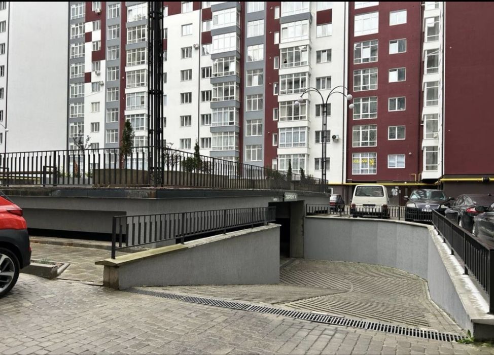 Продаю паркомісце ,вул Височана
