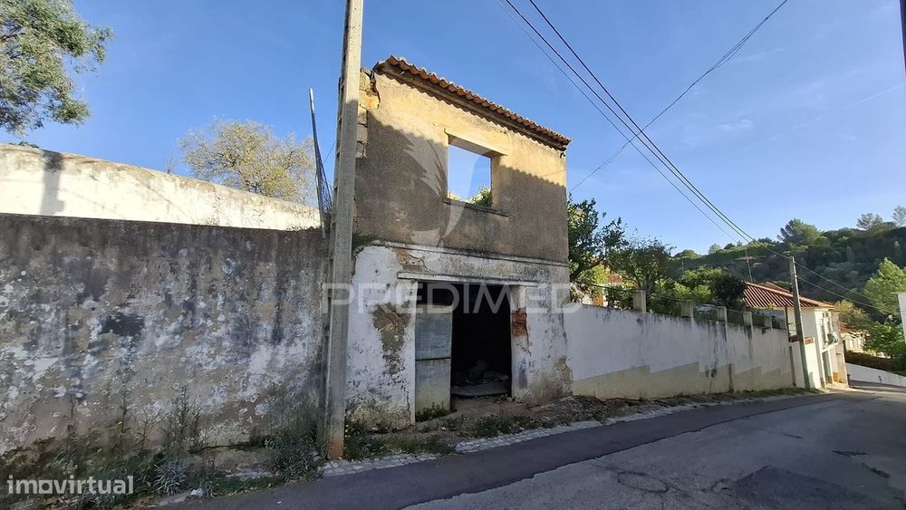 Moradia T0 com Garagem para recuperar em Pernes, Santarém.