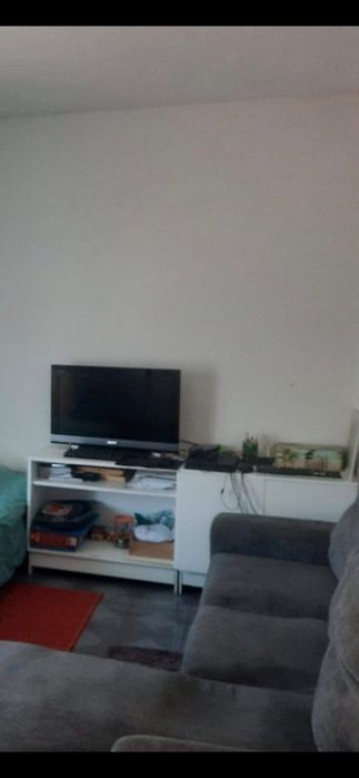 Vende  -se 2 prateleiras estado novas