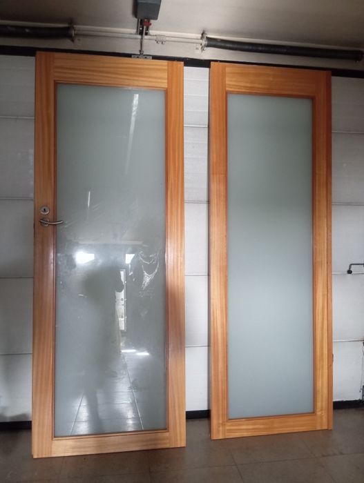 Porta dupla ao teto articular