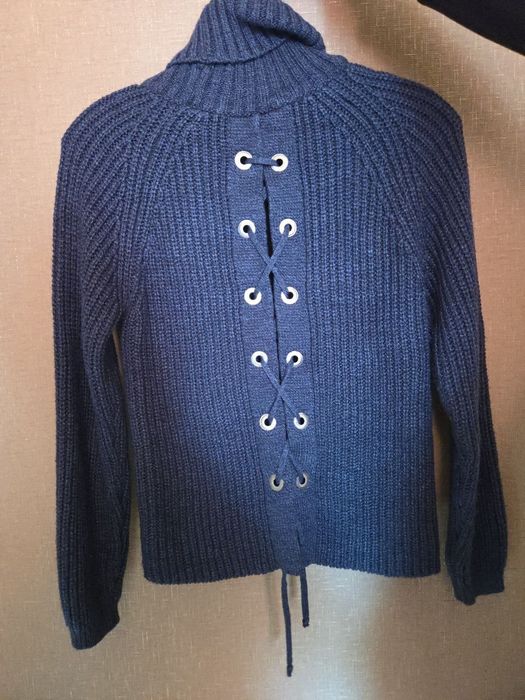 Светрик зі шнуровкою на спині