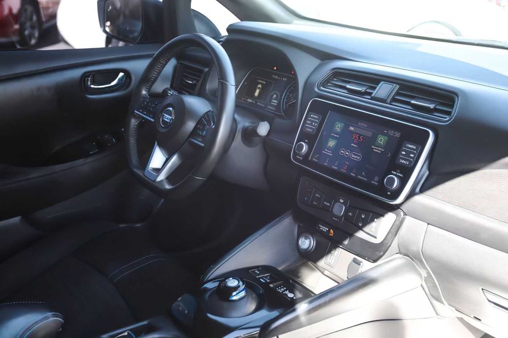 Nissan LEAF SV      2020