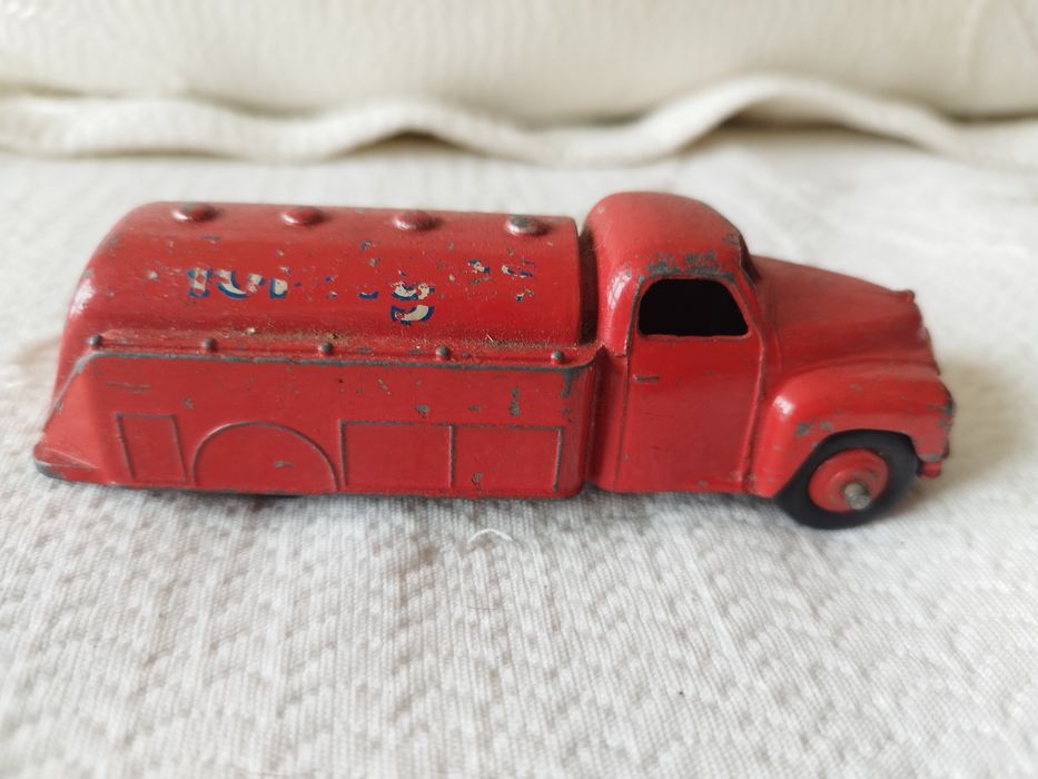 Camião-cisterna Studebaker em miniatura da Dinky Toys,