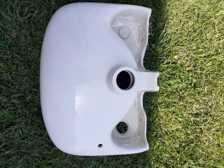 Wall-mounted washbasin, like new from Roca64741163190401122