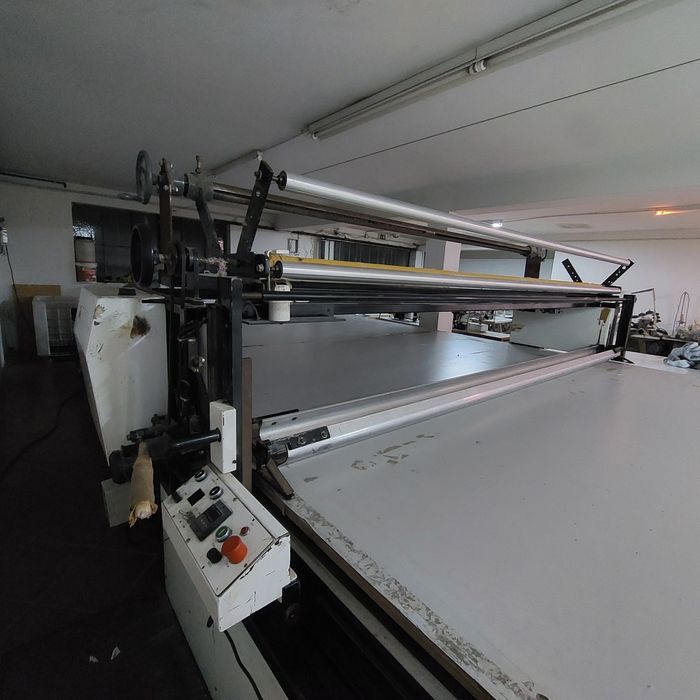 Maquina de estender e cortar tecido Philips