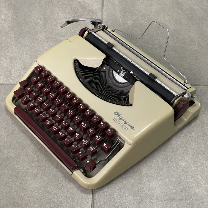 Подарунок преміум-класу друкарська машинка Olympia Splendid 33 Germany
