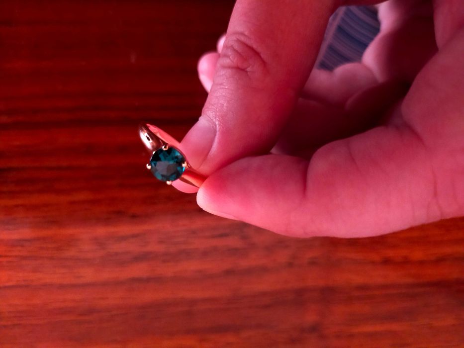 Новое Кольцо золото 585 проба камень изумруд, размер 17,5