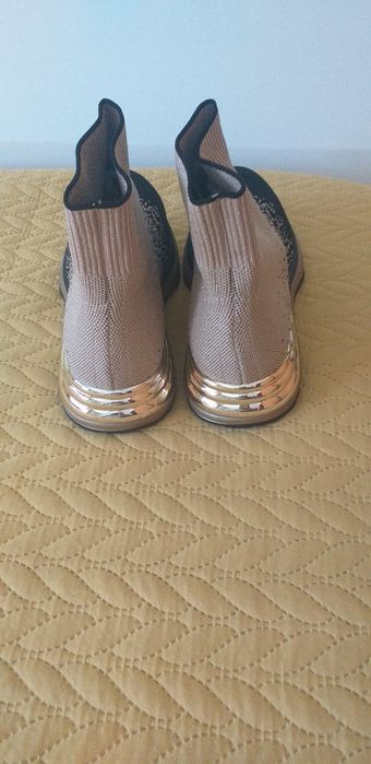 "Novos" Botins pretos e dourados