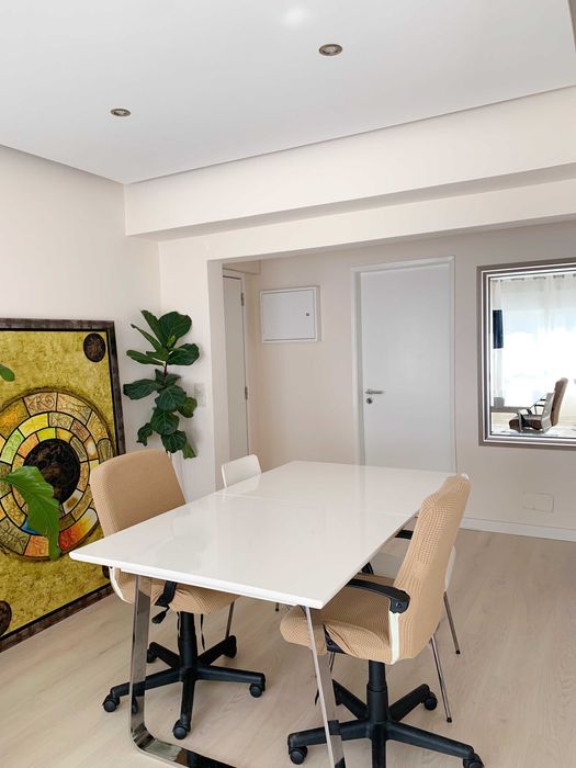 Mesa sala de jantar branca extensível com pernas em inox