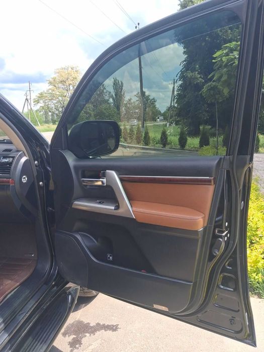 Toyota Land Cruiser комплектації Brownstone